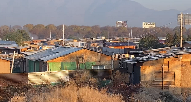 Pobladores de Lo Hermida instalan campamento en orilla del Mapocho para exigir solución habitacional