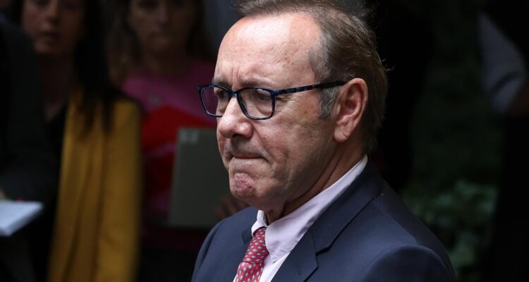 “Desenmascarando a Spacey”: Documental con nuevas denuncias contra el actor fija estreno en Chile