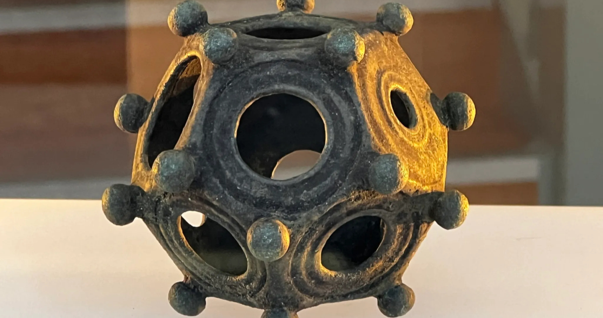 Dodecaedro romano, el extraño objeto de 12 caras encontrado en Reino Unido