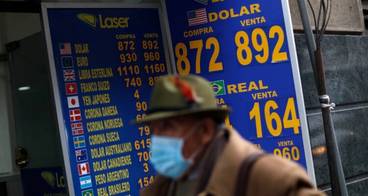 Se cumple el pronóstico: Dólar toca menos de $900 durante su apertura y se mantiene en bajos niveles
