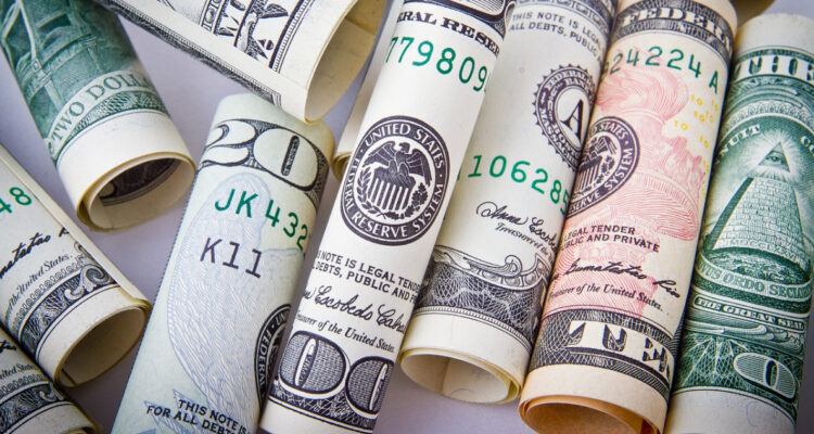 El dólar parte otra semana a la baja y el cobre sigue disfrutando de máximos históricos