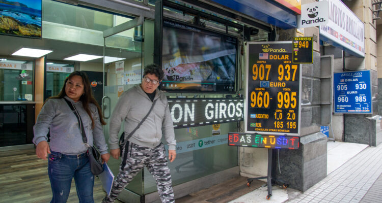 El dólar tuvo ligeros movimientos bajistas tras el ajuste de tasas del Banco Central de Chile
