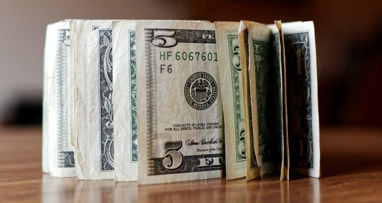 El dólar está anotando su cuarta semana a la baja y cae al menos $10 durante su apertura de este lunes