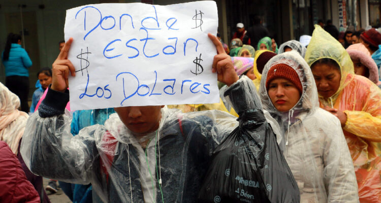  Una comerciante sostiene un cartel en una protesta por la escasez de dólares en el territorio boliviano este viernes 17 de mayo, en Santa Cruz (Bolivia). Gremios y asociaciones de comerciantes de Bolivia se movilizaron este viernes en las tres principales ciudades del país para reclamar al Gobierno de Luis Arce por la escasez de dólares que persiste desde 2023.