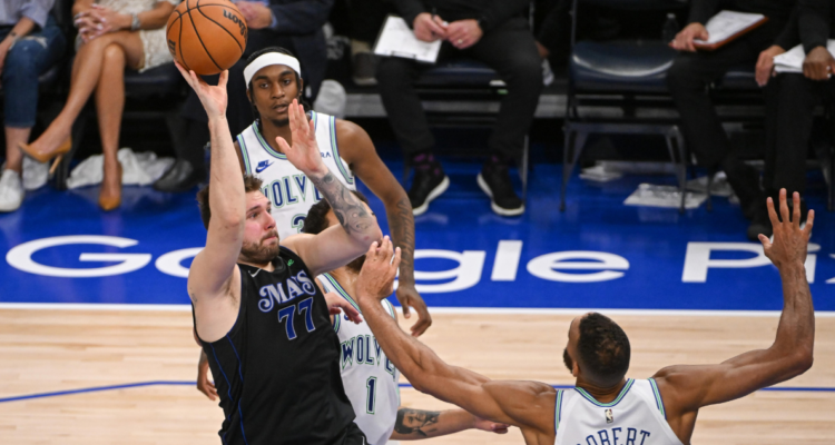 Triple sobre la hora de Luca Doncic le entrega el segundo triunfo a Dallas en final del Oeste de NBA