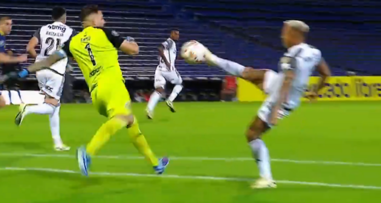 Eduardo Vargas fue figura en la victoria de Mineiro en Copa Libertadores.