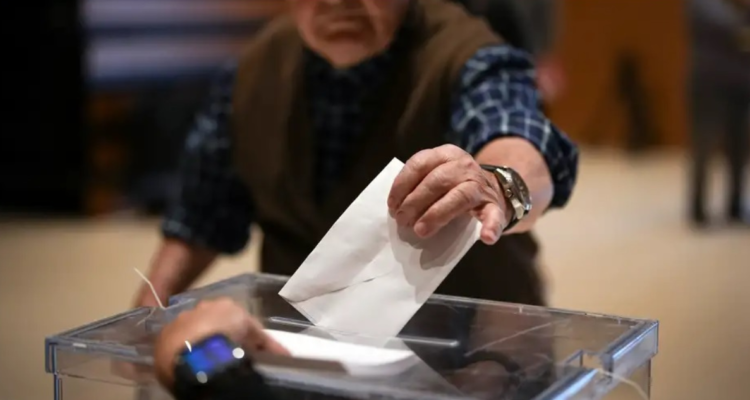 Personas votando en elecciones en Cataluña