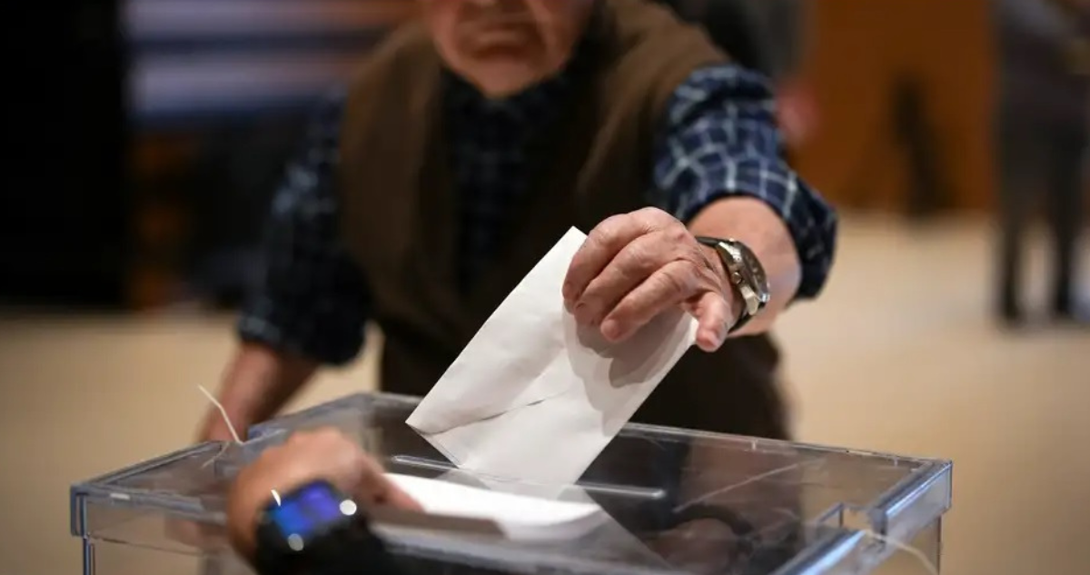 Personas votando en elecciones en Cataluña