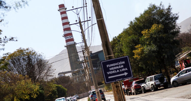 Archivo de la chimenea de la planta de Fundición Hernán Videla Lira en el sector de Paipote.