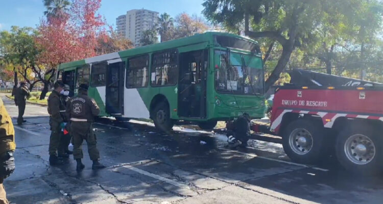 Encapuchados atacan con bombas molotov a bus RED con pasajeros en Ñuñoa