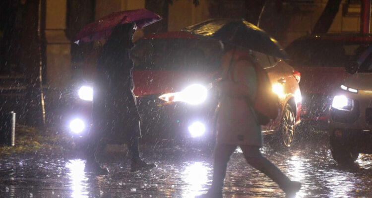 Enel cifra en más de 50 mil los clientes sin luz por sistema frontal que azota a la RM