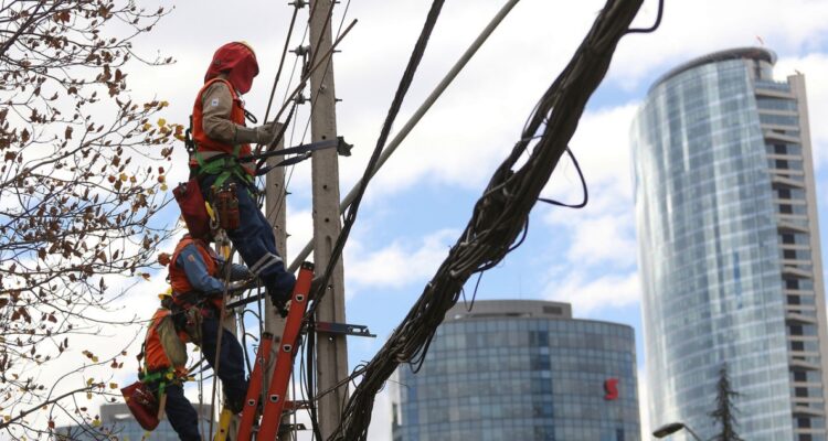 Enel asegura que menos de 5 mil de sus clientes siguen sin energía eléctrica por lluvias en la RM