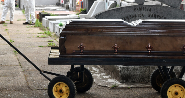 Madre acusa que le entregaron los restos de su hijo muerto a otra familia en Hospital de Temuco