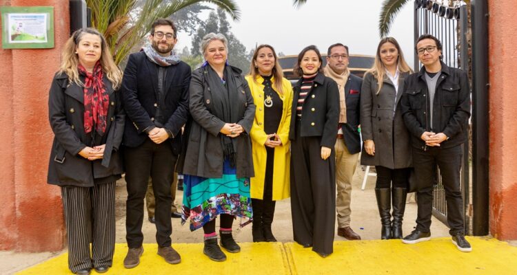 entrega reconocimiento bordadoras isla negra