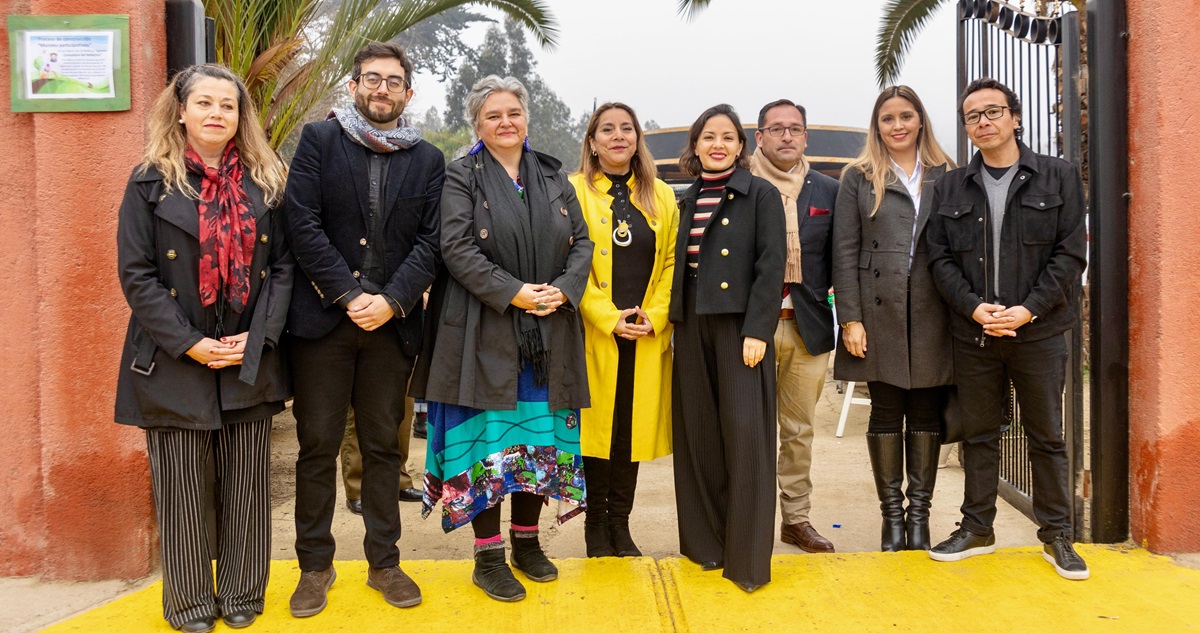 entrega reconocimiento bordadoras isla negra
