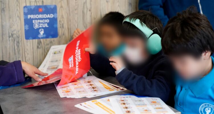 Sernac oficia a McDonald’s: acusan que niña TEA no pudo acceder a zona inclusiva por un cumpleaños