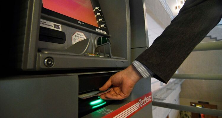 Así es la nueva estafa que se realiza en cajeros automáticos: PDI llamó a tomar precauciones