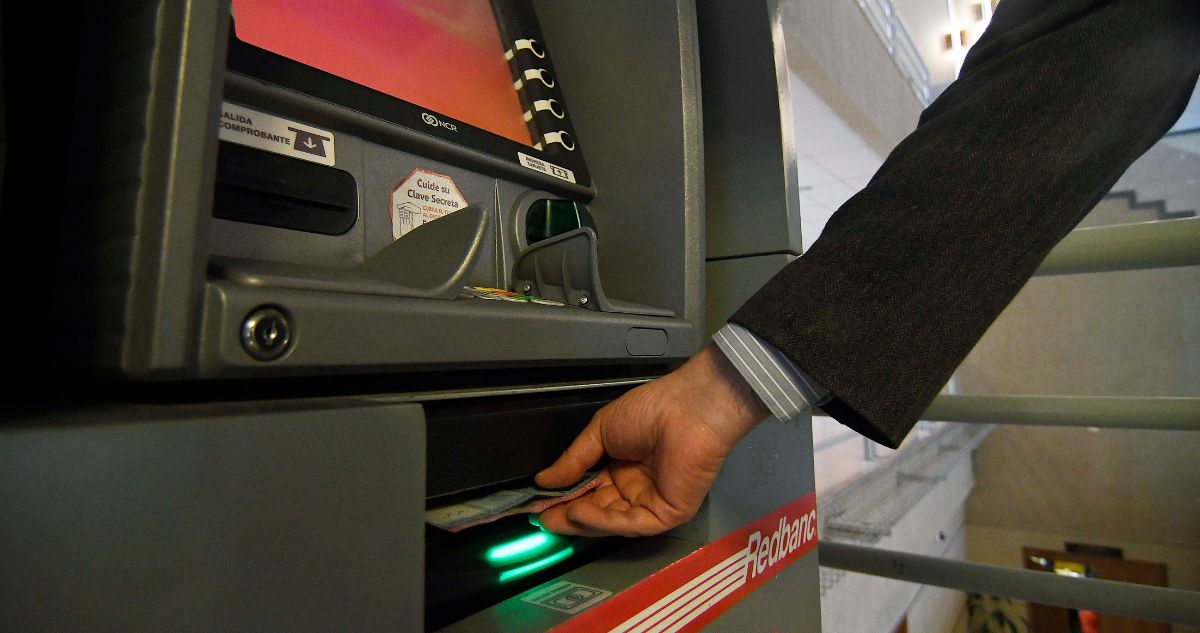 Así es la nueva estafa que se realiza en cajeros automáticos: PDI llamó a tomar precauciones