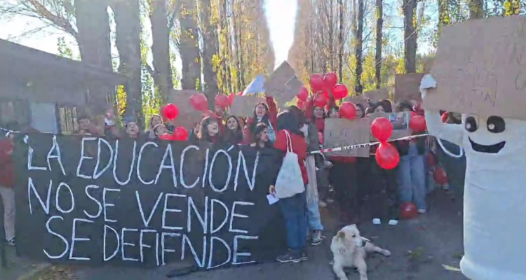 Estudiantes de la UACh protestando por despidos de docentes