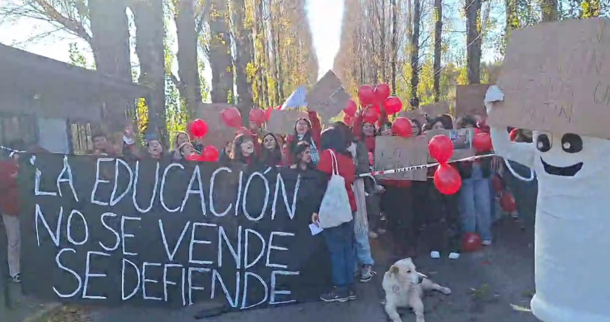 Estudiantes de la UACh protestando por despidos de docentes