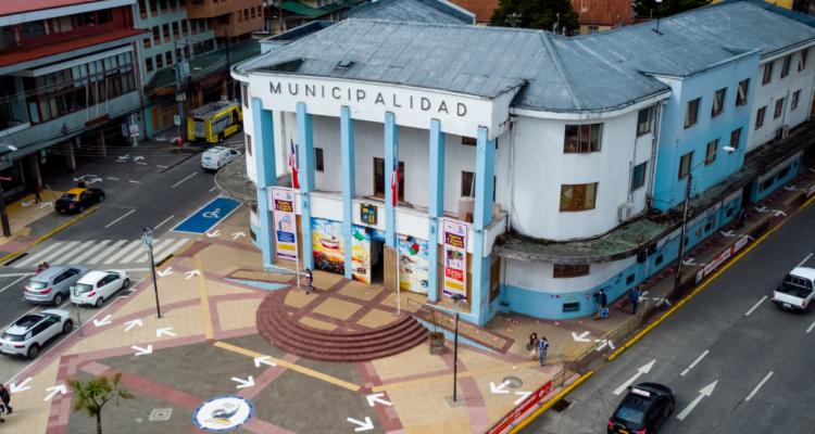 Frontis de la Municipalidad de Puerto Montt por exjefe de Concesiones