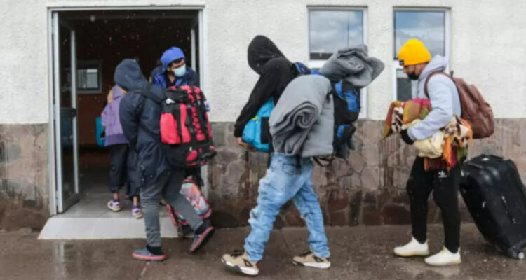 Detienen expulsión de adulto mayor venezolano que ingresó irregular, pero tiene familia en Chile