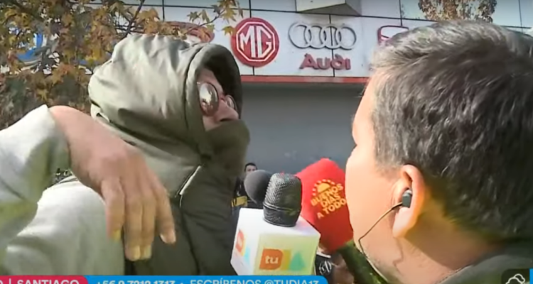 Extranjero y burlas a periodistas