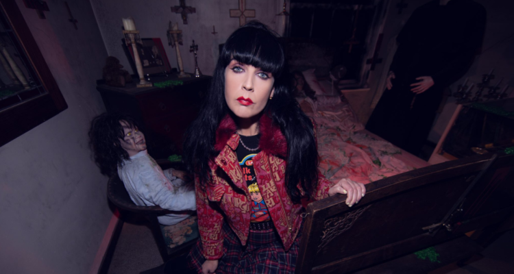 Cantante se casó fantasma y se separó porque el espectro le fue infiel: ahora adoptó un payaso poseído