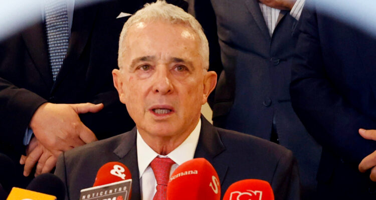 Fiscalía de Colombia acusa a expresidente Álvaro Uribe de fraude procesal y dos delitos de soborno