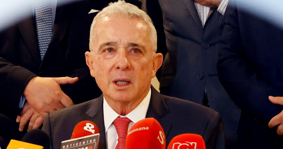 Fiscalía de Colombia acusa a expresidente Álvaro Uribe de fraude procesal y dos delitos de soborno