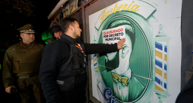 Denuncian que fiscalizadores son amenazados por WhatsApp tras operativo en barberías de Puente Alto