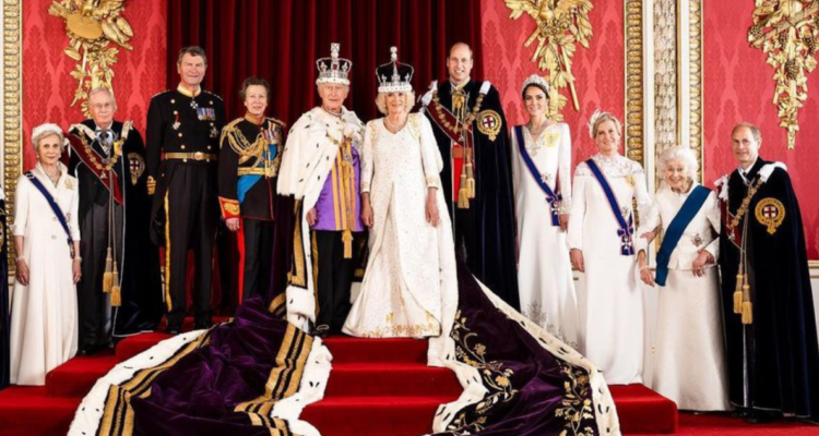 Fotografía de la Familia Real en coronación del Rey Carlos III