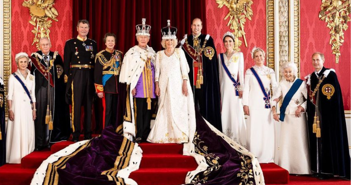 Fotografía de la Familia Real en coronación del Rey Carlos III