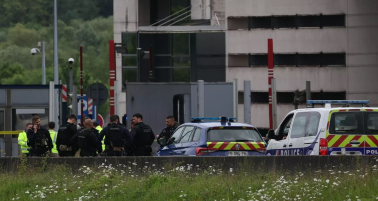 Agentes de policía en el lugar del ataque