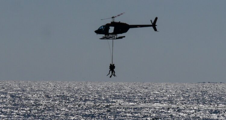 Funcionaria cae de helicóptero en playa de Viña del Mar