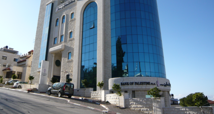 Denuncian que grupos armados robaron 70 millones de dólares en sucursales del Banco de Palestina