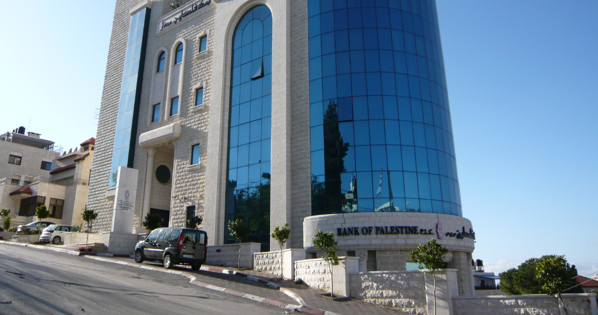 Denuncian que grupos armados robaron 70 millones de dólares en sucursales del Banco de Palestina