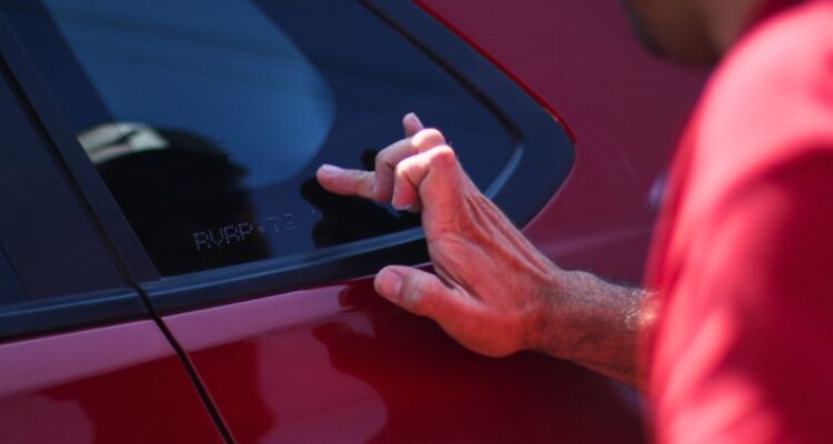 Este martes inicia la implementación del reglamento de grabado de patentes: revisa aquí la normativa