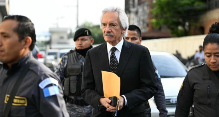 El periodista José Rubén Zamora llega esposado a una audiencia en el Palacio de Justicia