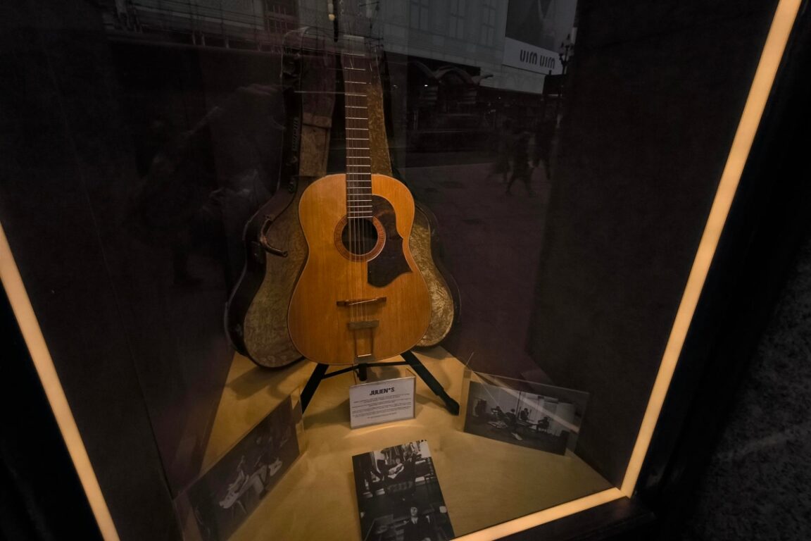 Subastan "guitarra perdida" de John Lennon en 2.85 millones de dólares