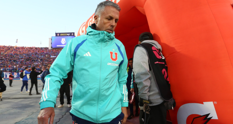 El ‘tirón de orejas’ de Gustavo Álvarez para defensor azul tras derrota ante la UC.