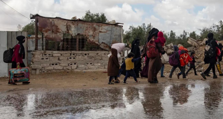 Palestinos desplazados, en el sur de Gaza, en una imagen de archivo