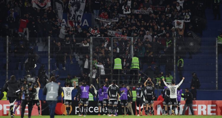 Dos hinchas de Colo Colo fueron detenidos en Paraguay por porte de drogas.