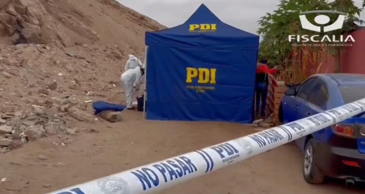 Investigan hallazgo de cadáver de una mujer al interior de vehículo en Arica: fue baleada