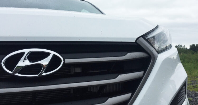 Frontal de un auto hyundai