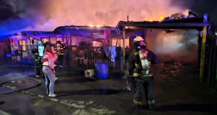 Incendio consume tres casas y un negocio en Los Ángeles
