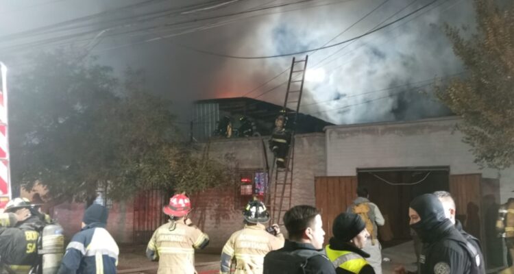 Incendio de proporciones afecta a una vivienda en Estación Central