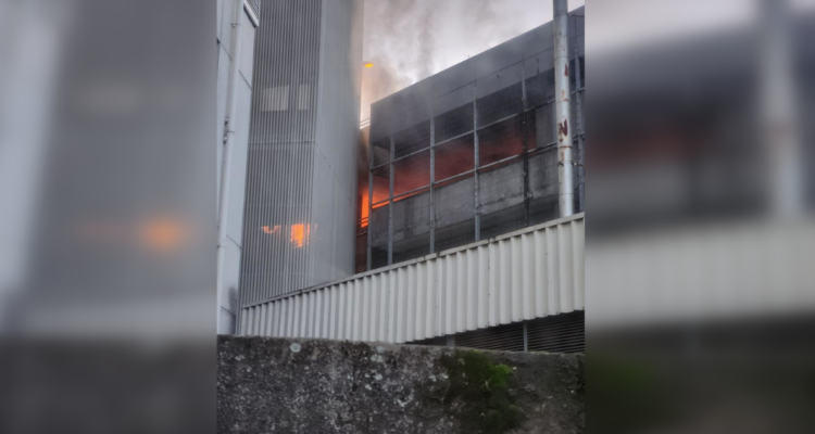 Incendio en estacionamientos de Hospital Regional de Concepción