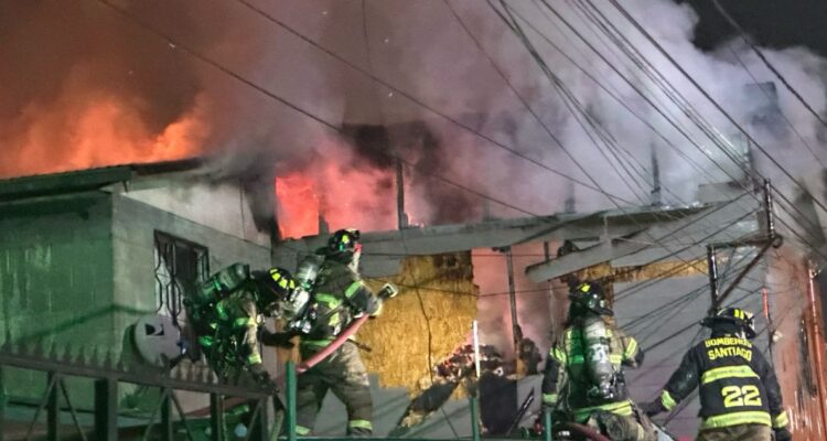 Incendio destruye al menos dos viviendas en Renca: hay peligro de propagación