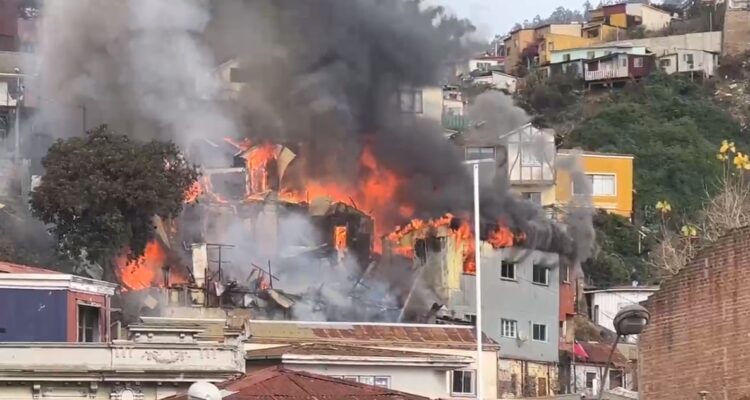 Incendio de vivienda en Valparaíso